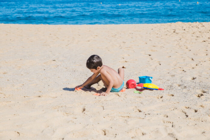 verão, doenças de verão, criança na praia